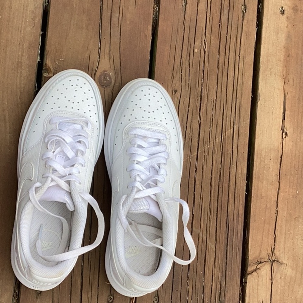 White Nike Air forces 8.5 Women (only wore twice)